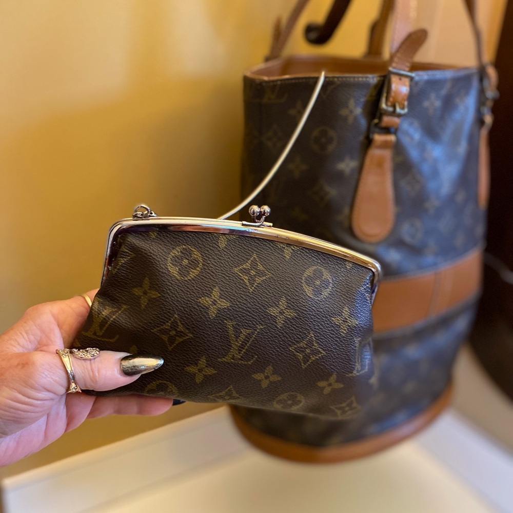 LOUIS VUITTON VINTAGE MONOGRAM BUCKET BAG - Picture 13 of 13